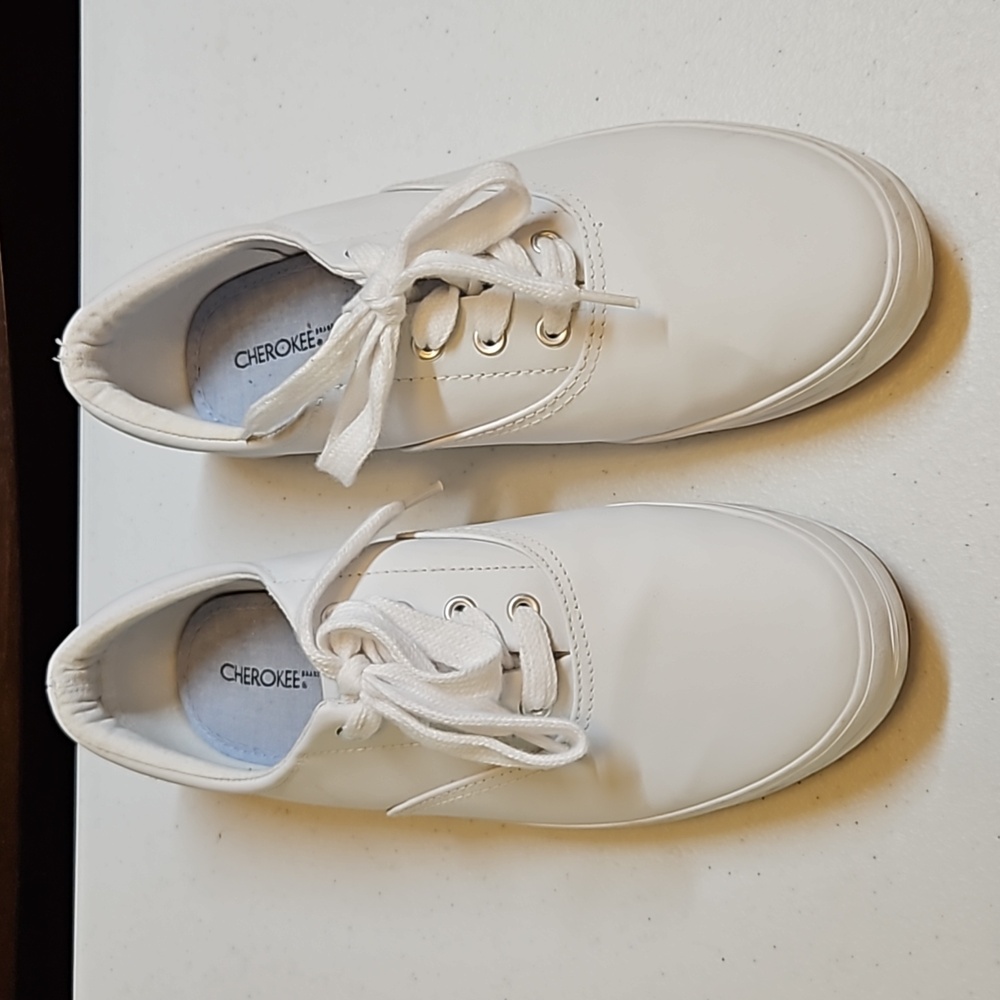 CHEROKEE SHOES 8 WHITE NWOT